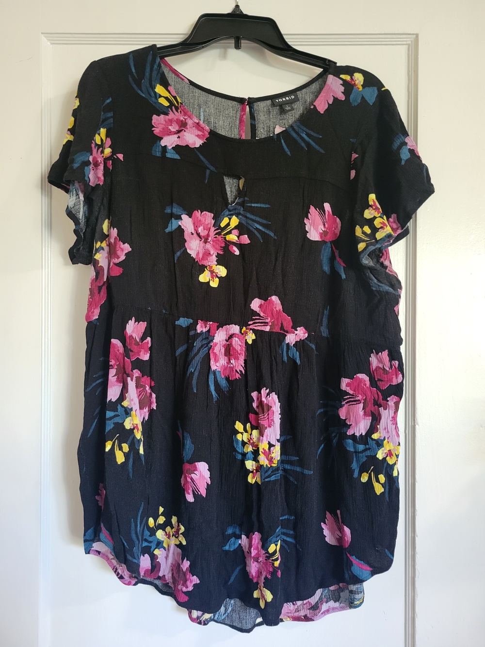 Womens Torrid Floral Tunic Short Sleeve Black EUC Babydoll Rayon Size 1 - Picture 4 of 8